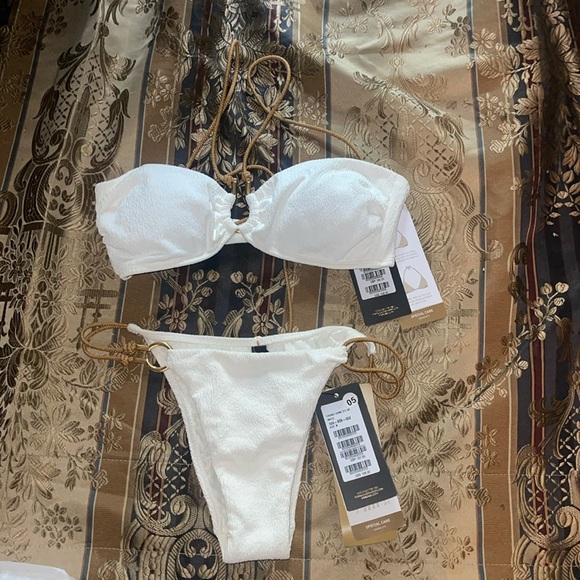 Bikini - Picture 4 of 10